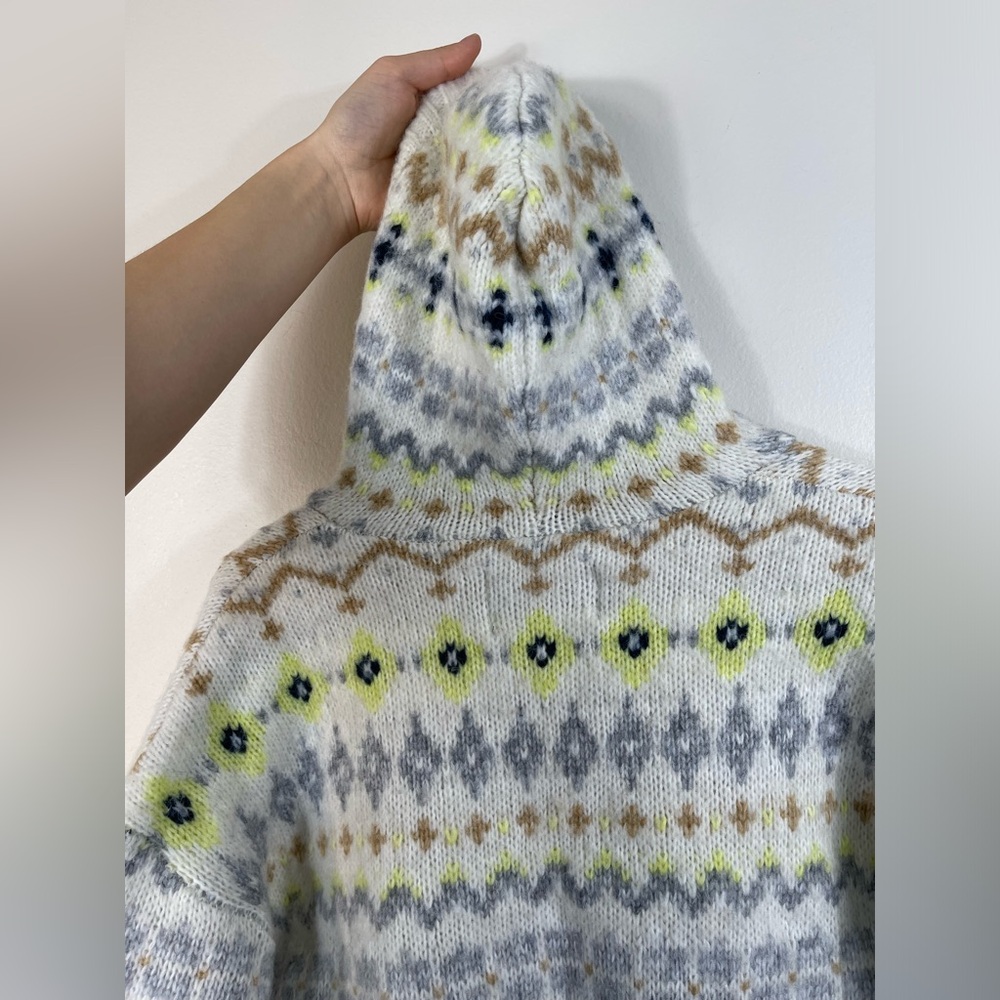 American Eagle Nordic Fair Isle Knit
Cropped Hooded Sweater Hoodie V-neck - Picture 10 of 13